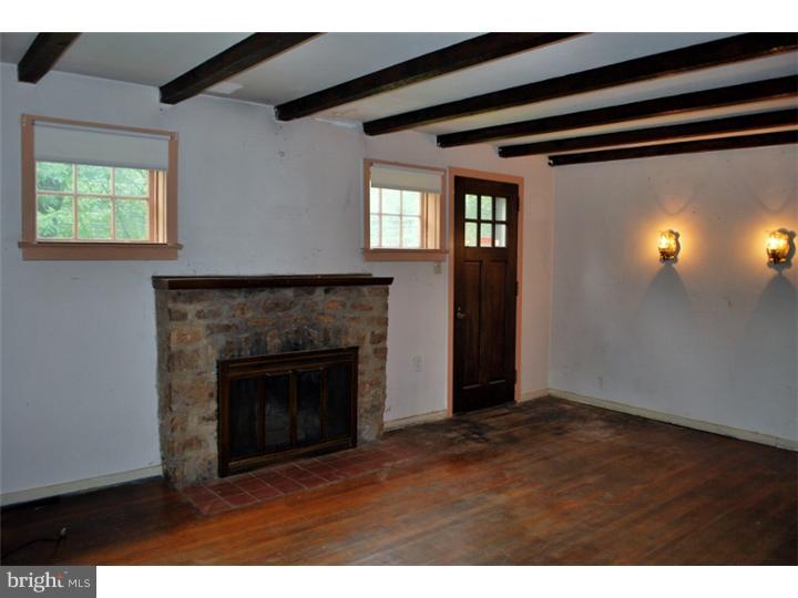 2281 Bristol Road Warrington, PA 18976 - Photo 5 of 16 Living Room