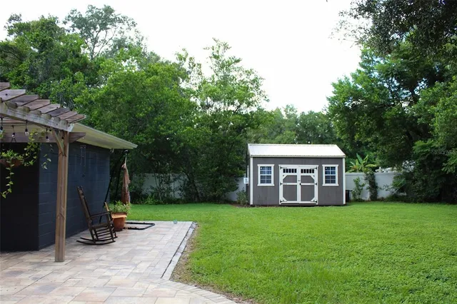 a view of a house with backyard and garden