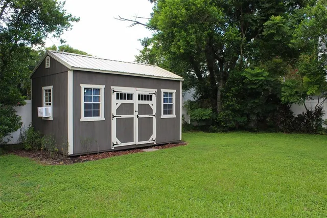a view of backyard with garden