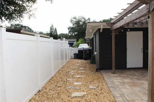 a view of a backyard