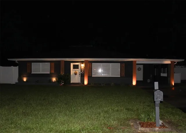 a view of a house with backyard