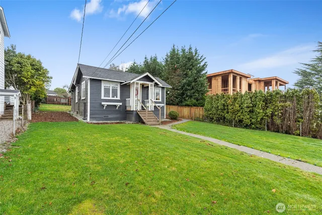a view of entryway with a flower pot
