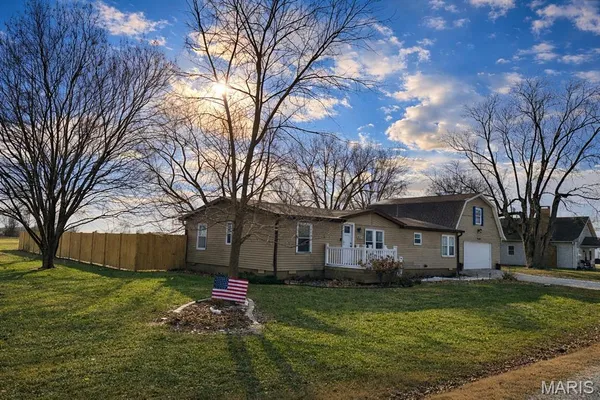 $141,000 | 409 West Jefferson Avenue, Patoka, IL 62875