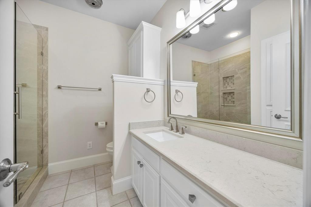 5411 Ranger Drive Rockwall, TX 75032 - Photo 18 of 33 2nd full bath on main floor