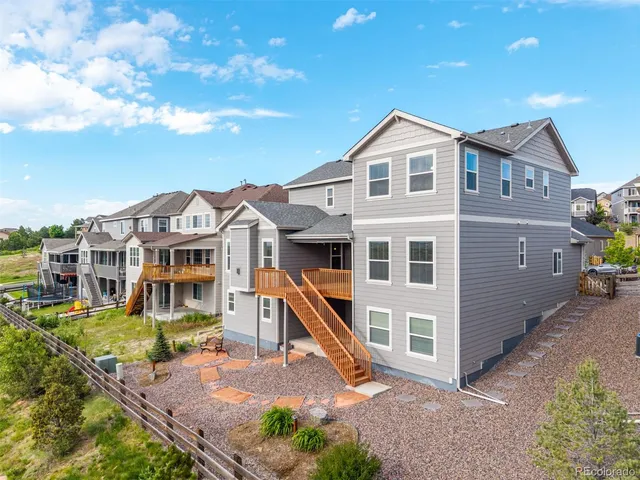 a view of a yard in front of house