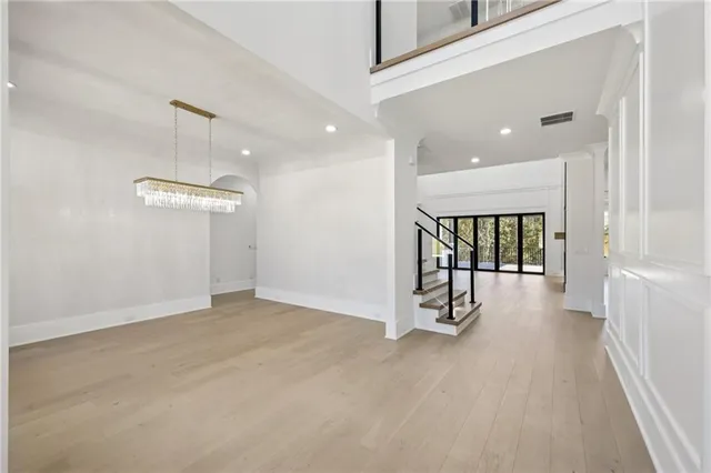 en empty room with windows and ceiling fan