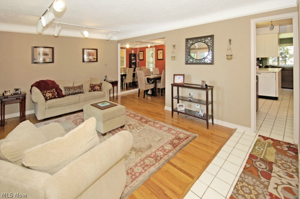 4911 Farnhurst Road Cleveland, OH 44124 - Photo 4 of 24 Gallery Image 4