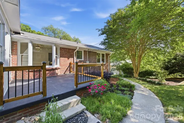 $400,000 | 1321 Saluda River Drive, West Columbia, SC 29169
