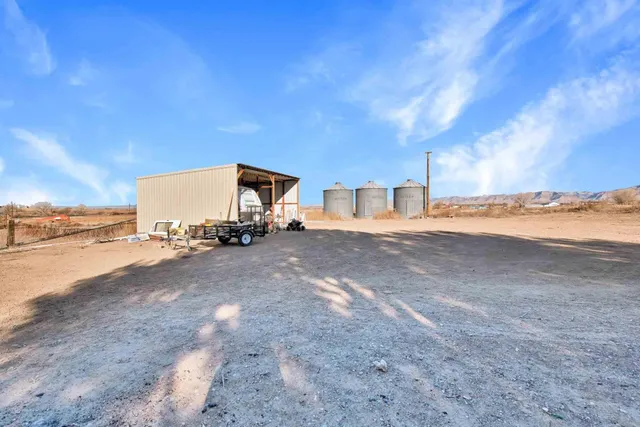 a view of a yard with a house
