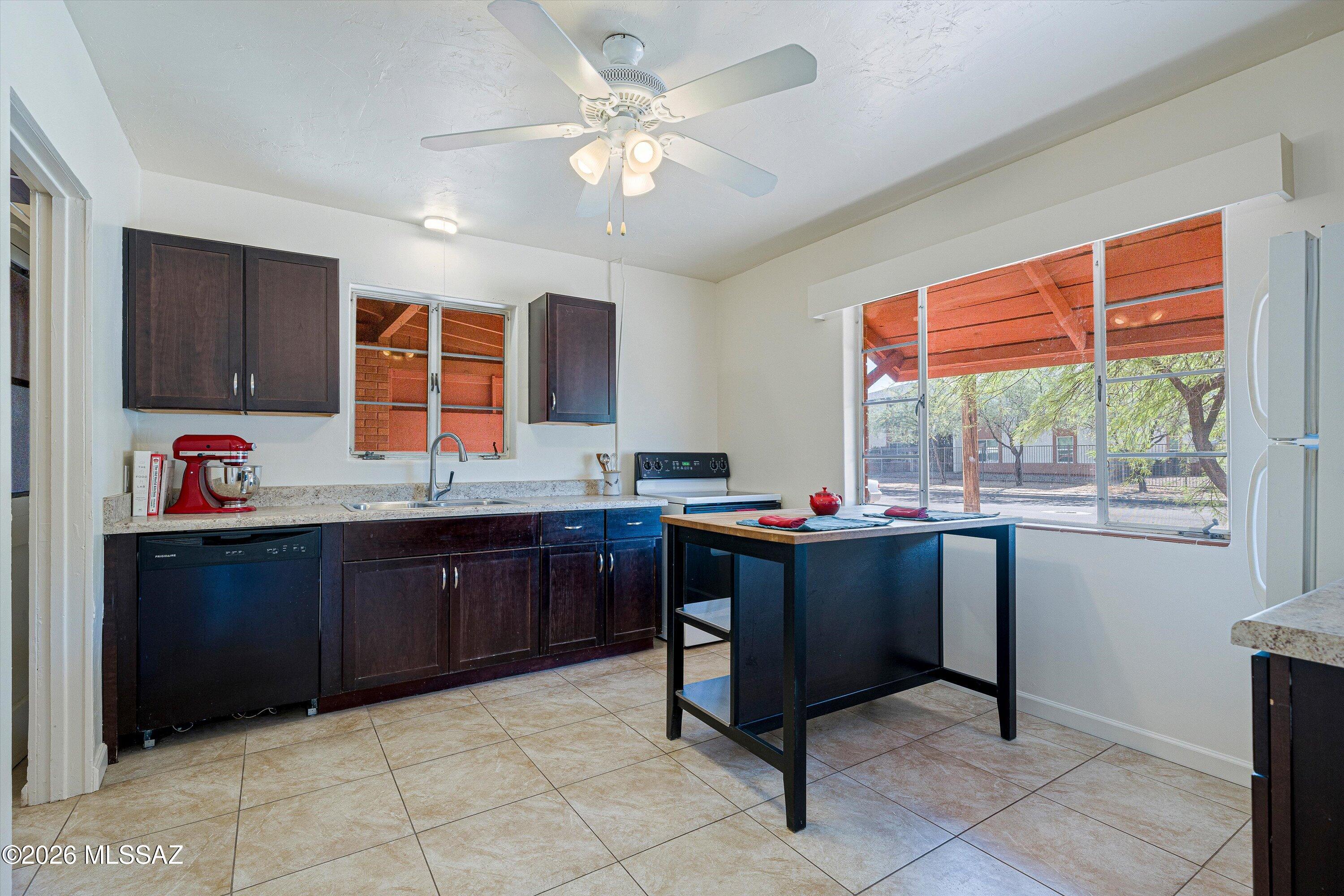 2451 North Richey Boulevard Tucson, AZ 85716 - Photo 4 of 24 Generous eat-in kitchen!