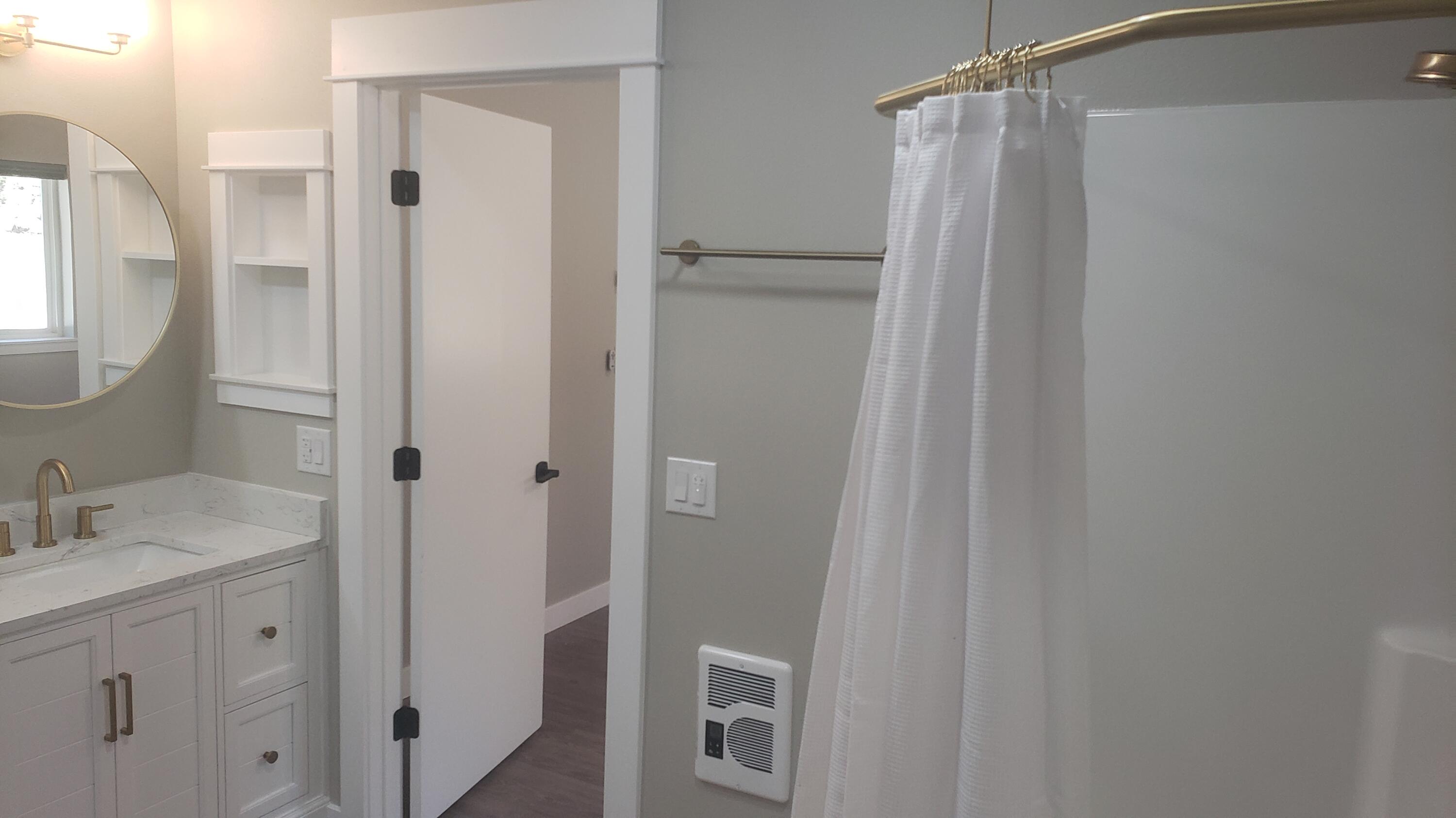 60305 Woodside Road Bend, OR 97702 - Photo 18 of 35 ADU's Full bathroom with walk in closet.