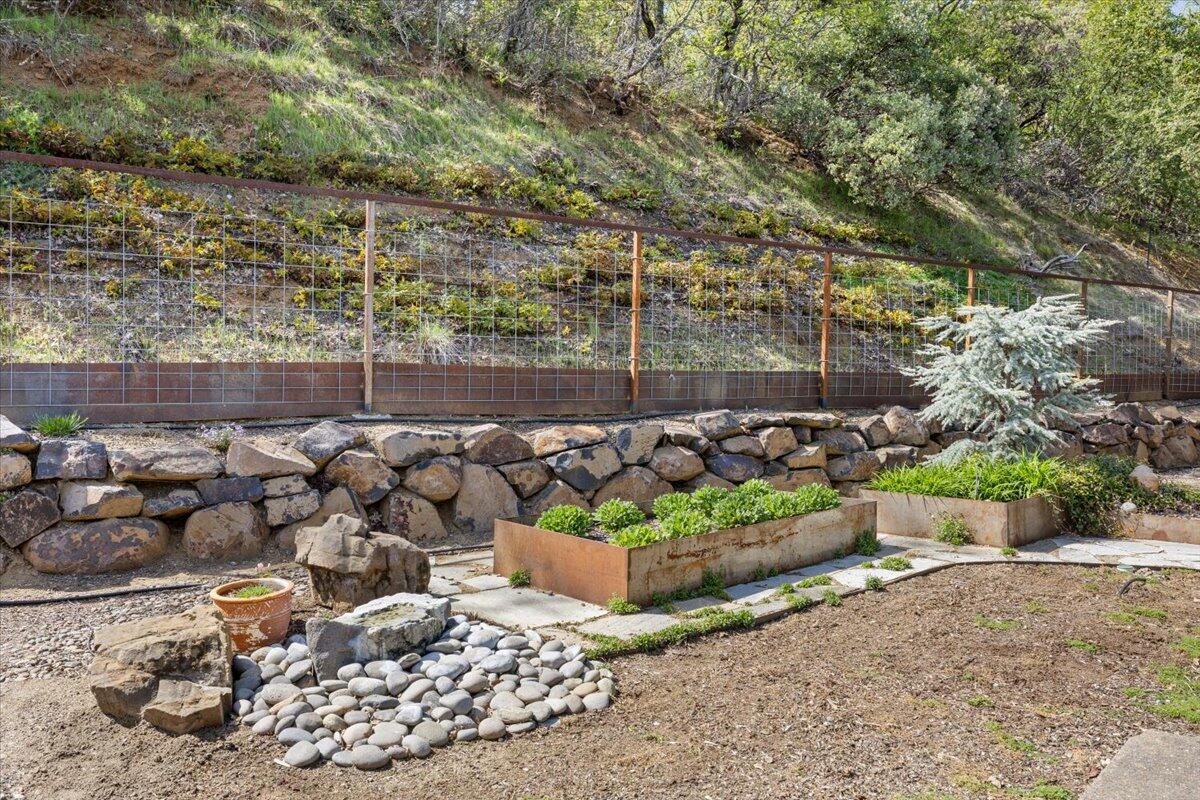 5229 Pioneer Road Medford, OR 97501 - Photo 11 of 62 Planter boxes and landscaping.