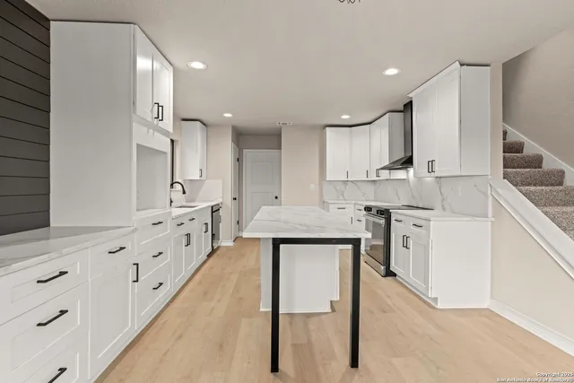 $575,000 | 7738 Oakhill Park Drive, San Antonio, TX 78249