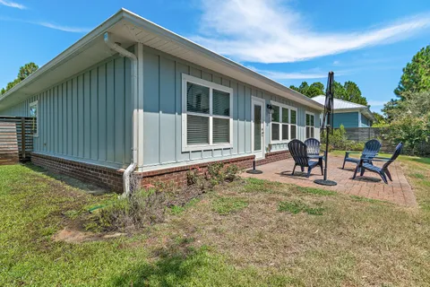 a view of a house with backyard and porch