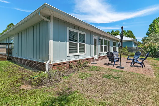 a view of a house with backyard and porch