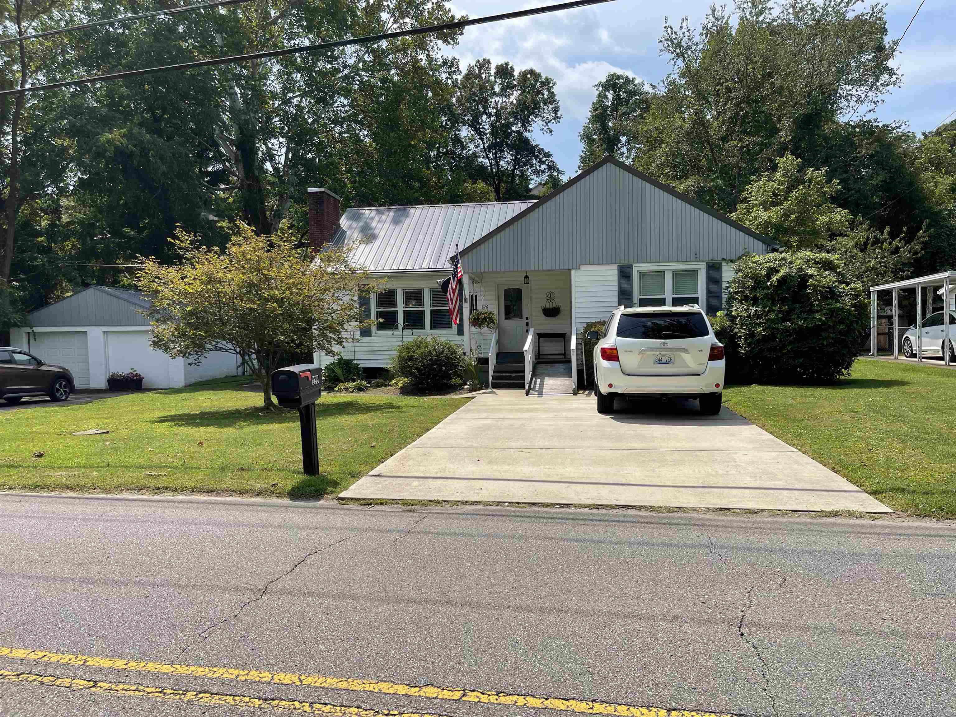 826 Raceland Avenue Raceland, KY 41169 - Photo 4 of 33