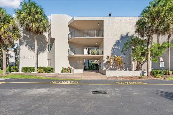 $2,250 | 3100 Riverside Drive, Unit 305, Coral Springs, FL 33065