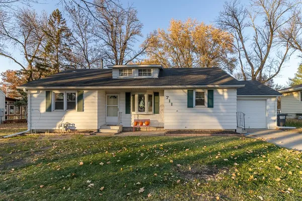 $164,900 | 711 East Blue Earth Street, Lake Crystal, MN 56055