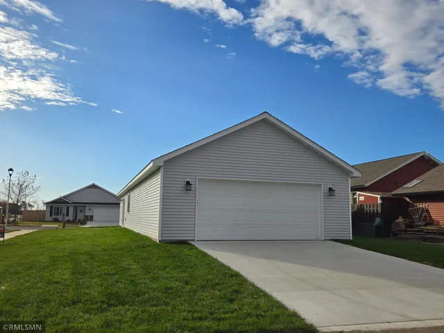 $299,900 | 2012 Essler Drive, St. Peter, MN 56082