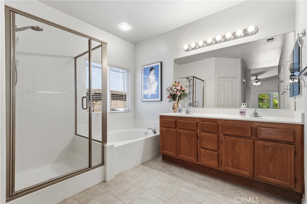 33145 Vermont Road Temecula, CA 92592 - Photo 26 of 41 a spacious bathroom with a tub a sink and mirror