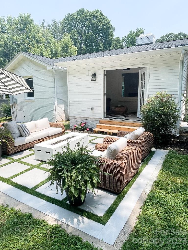 4232 Darwin Circle Charlotte, NC 28209 - Photo 19 of 24 a front view of house with yard