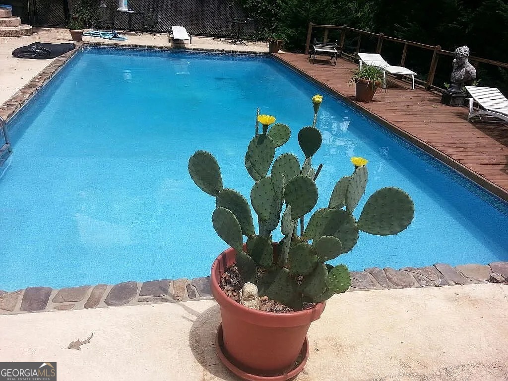 46 Turnbull Drive Rome, GA 30161 - Photo 39 of 47 a vase of flowers sitting on a table