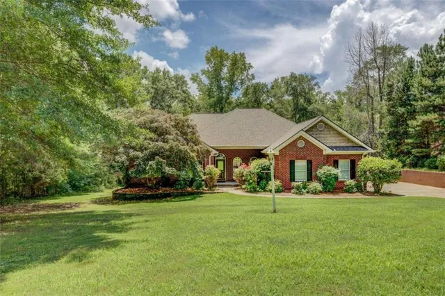 a view of a house with a yard