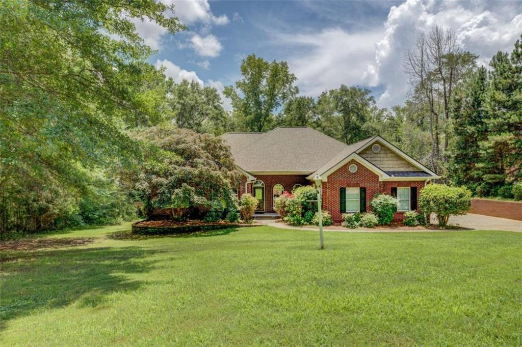 a view of a house with a yard