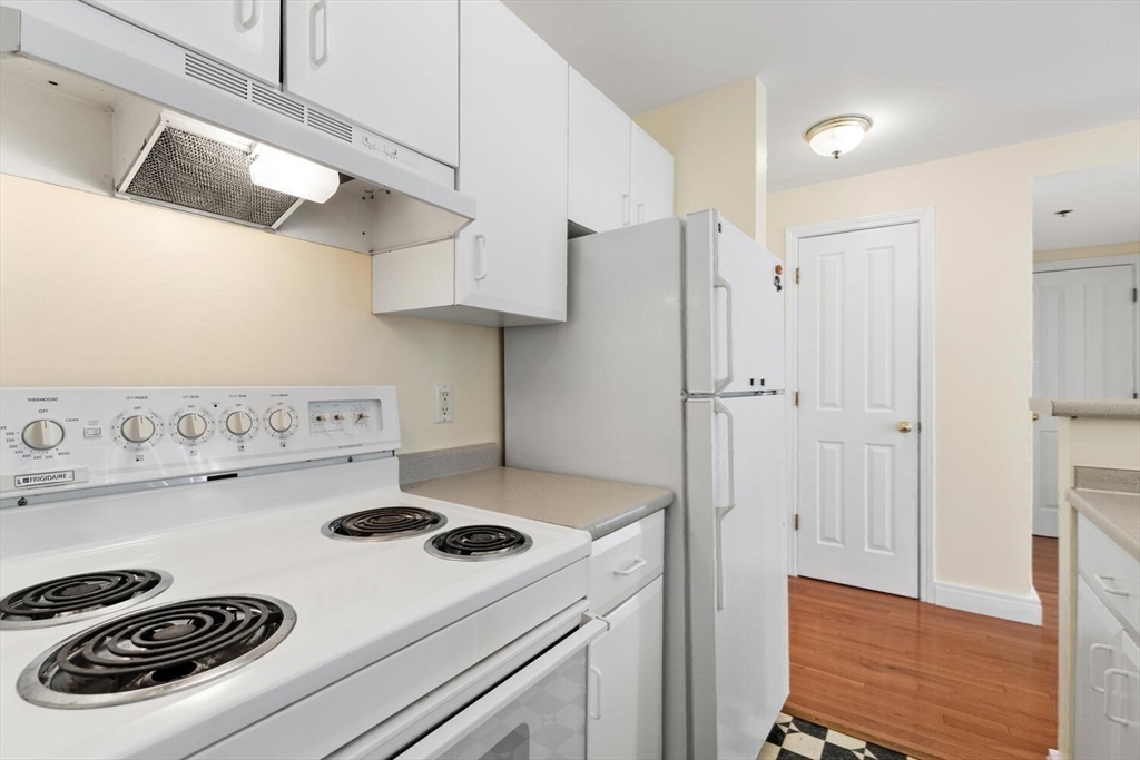 534 Beacon Street, Unit 302 Boston, MA 02215 - Photo 7 of 18 a kitchen with a stove and a refrigerator