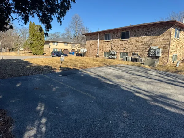 $1,100 | 310 30th Avenue, Unit 4, East Moline, IL 61265