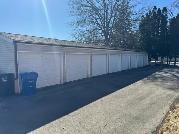 $1,100 | 310 30th Avenue, Unit 4, East Moline, IL 61265