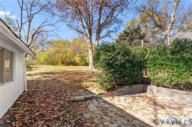 a view of back yard of the house