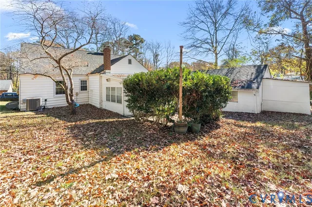 a view of a outdoor space in front of a house