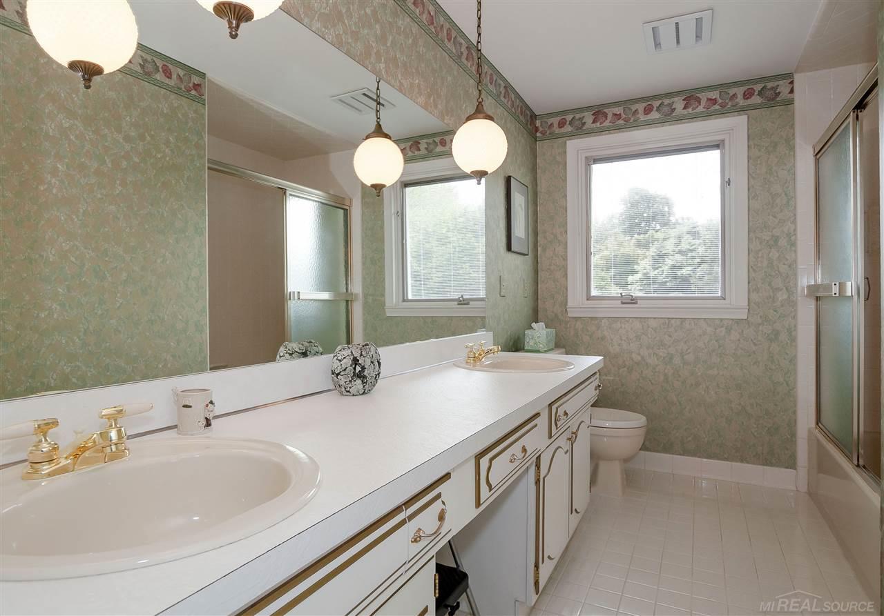 591 Canterbury Road Grosse Pointe, MI 48236 - Photo 40 of 55 31382294-39.JPG