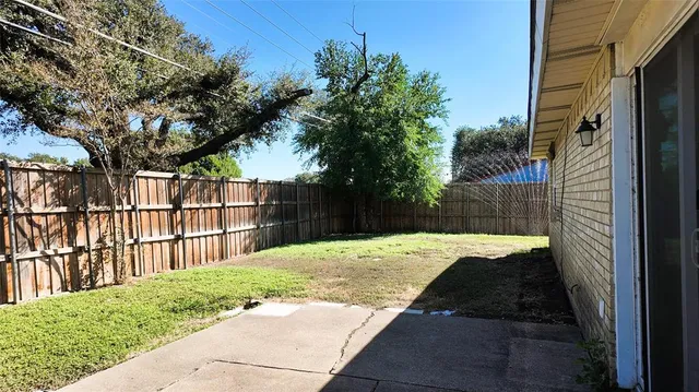a view of a backyard