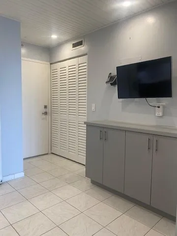 a livingroom with a microwave and a sink