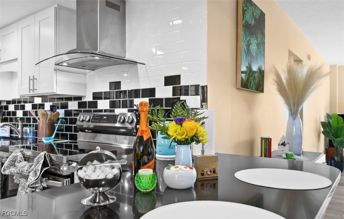 413 Augusta Boulevard, Unit 302 Naples, FL 34113 - Photo 7 of 22 a room with gym equipment