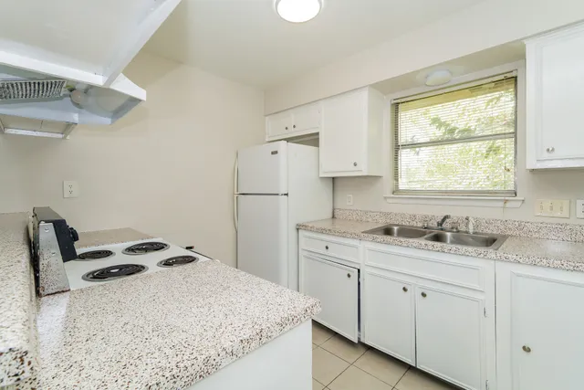 $995 | 4021 Briar Hollow Drive, Unit 4, Dickinson, TX 77539