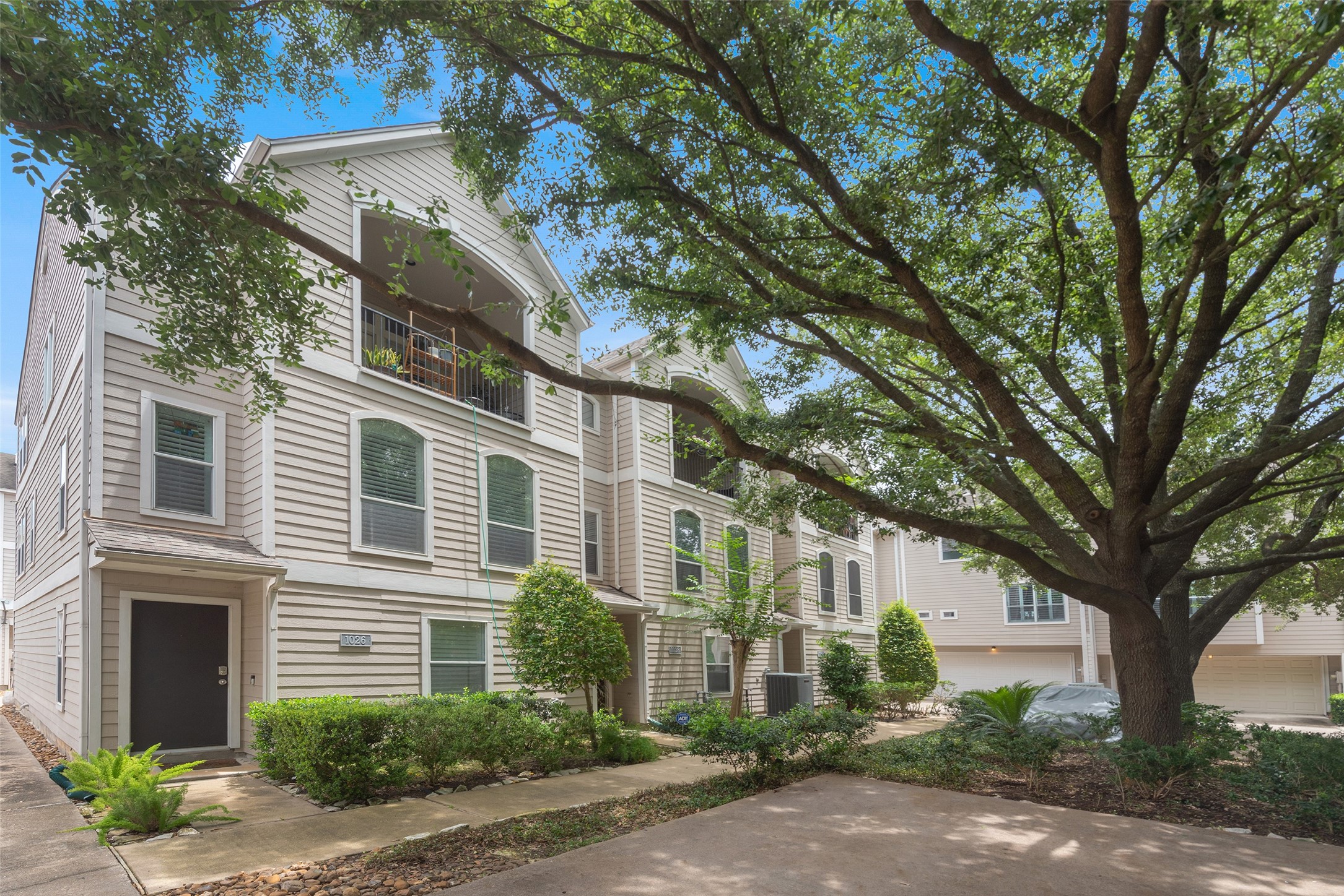 1028 La Rue Street Houston, TX 77019 - Photo 24 of 29 Front of the home showing 2 of the 8 guest parking spaces.