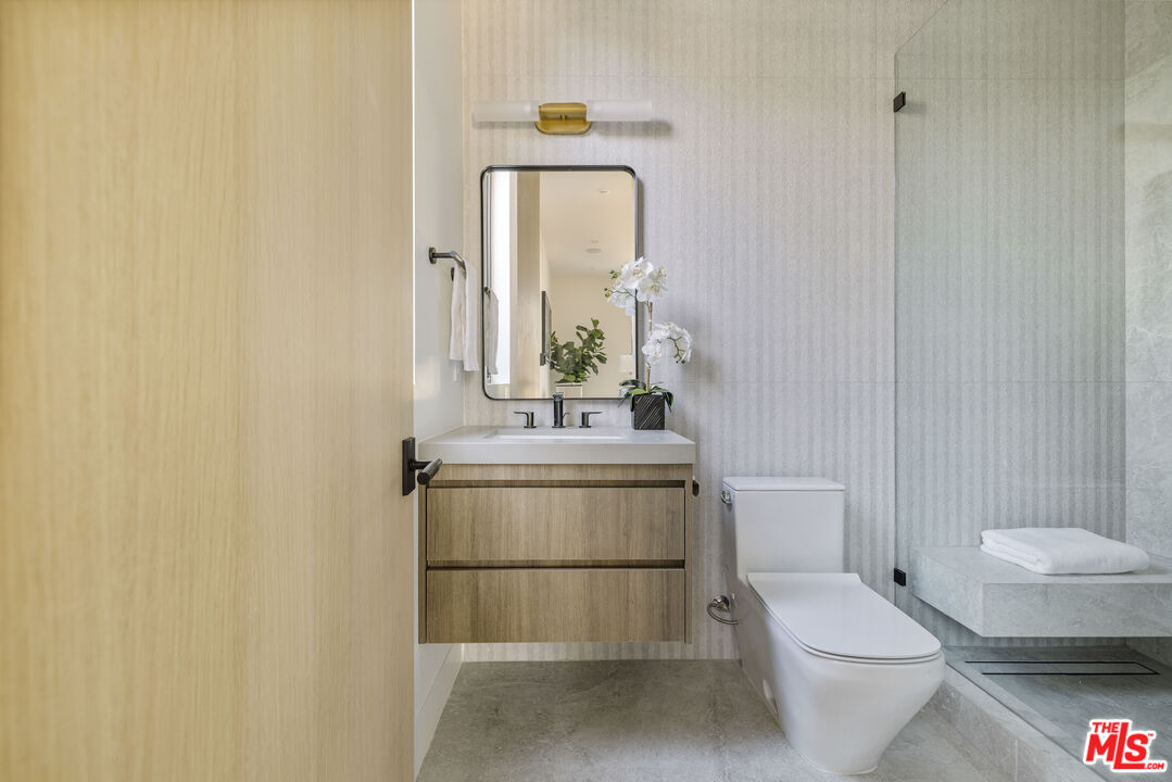4220 Kenyon Avenue Los Angeles, CA 90066 - Photo 15 of 43 a bathroom with a toilet a sink and mirror