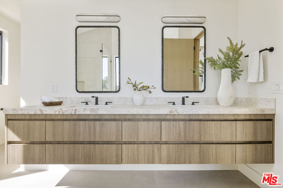 4220 Kenyon Avenue Los Angeles, CA 90066 - Photo 20 of 43 a bathroom with a double vanity sink and a mirror