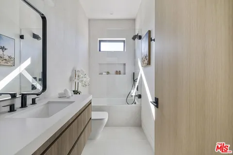 $3,995,000 | 4220 Kenyon Avenue, Los Angeles, CA 90066