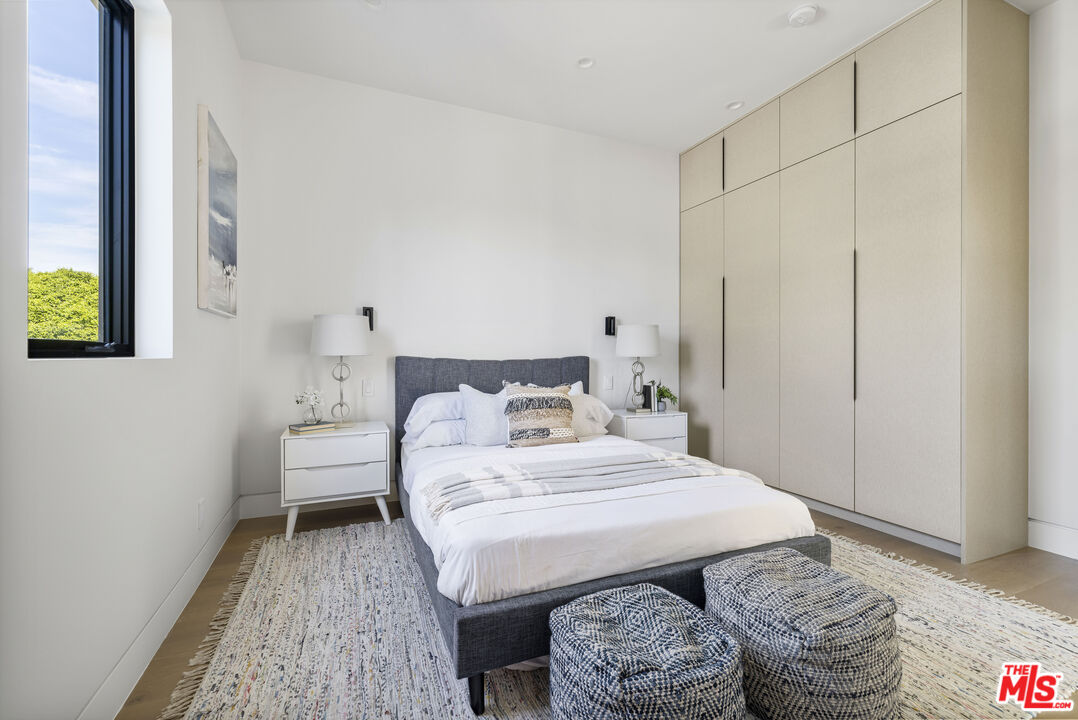 4220 Kenyon Avenue Los Angeles, CA 90066 - Photo 26 of 43 a bedroom with a bed and a couch