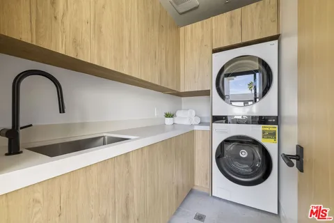 $3,995,000 | 4220 Kenyon Avenue, Los Angeles, CA 90066