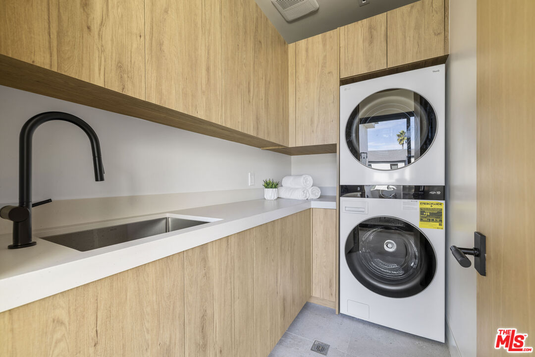 4220 Kenyon Avenue Los Angeles, CA 90066 - Photo 30 of 43 a close view of a sink and a washer dryer