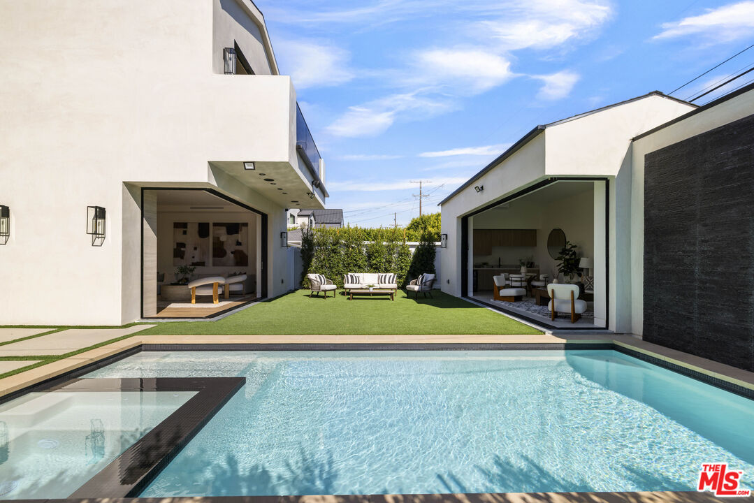 4220 Kenyon Avenue Los Angeles, CA 90066 - Photo 33 of 43 a view of outdoor space and porch