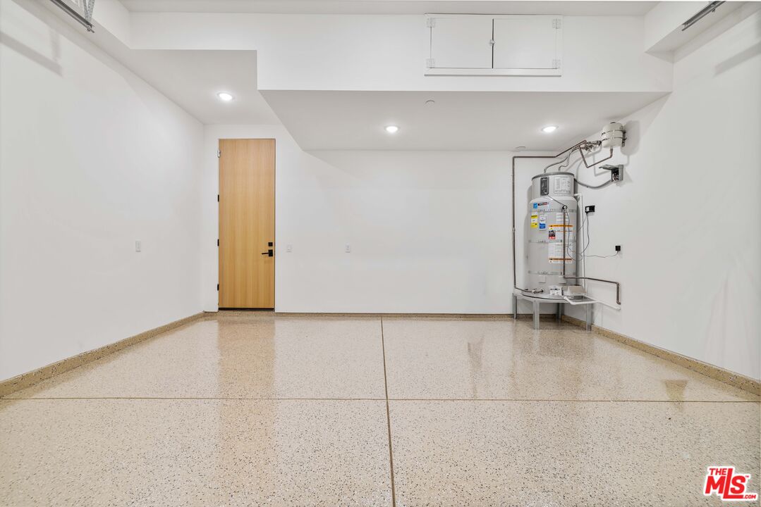 4220 Kenyon Avenue Los Angeles, CA 90066 - Photo 41 of 43 a view of a room with gym equipment