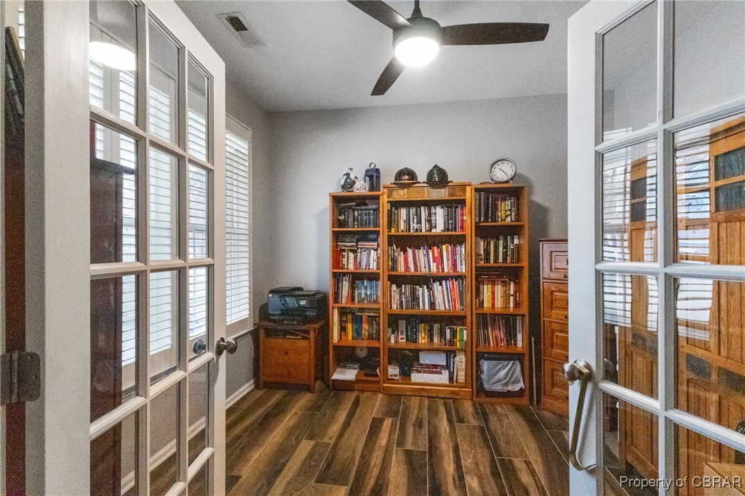 207 Foster Road Yorktown, VA 23690 - Photo 14 of 39 1st floor office/sitting room