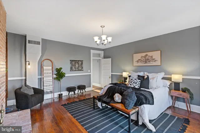 a view of a livingroom with furniture