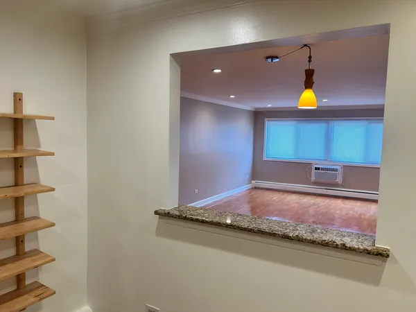 $1,800 | 677 South River Road, Unit 2C, Des Plaines, IL 60016